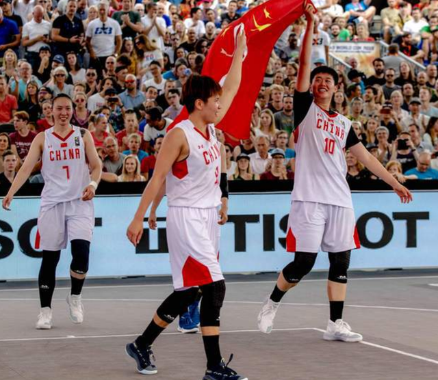 奥迪召开发布会展示2026赛季概念车，拜仁众将与车进行合影（奥迪发布会亮相2026赛季概念车，拜仁球员现场合影）