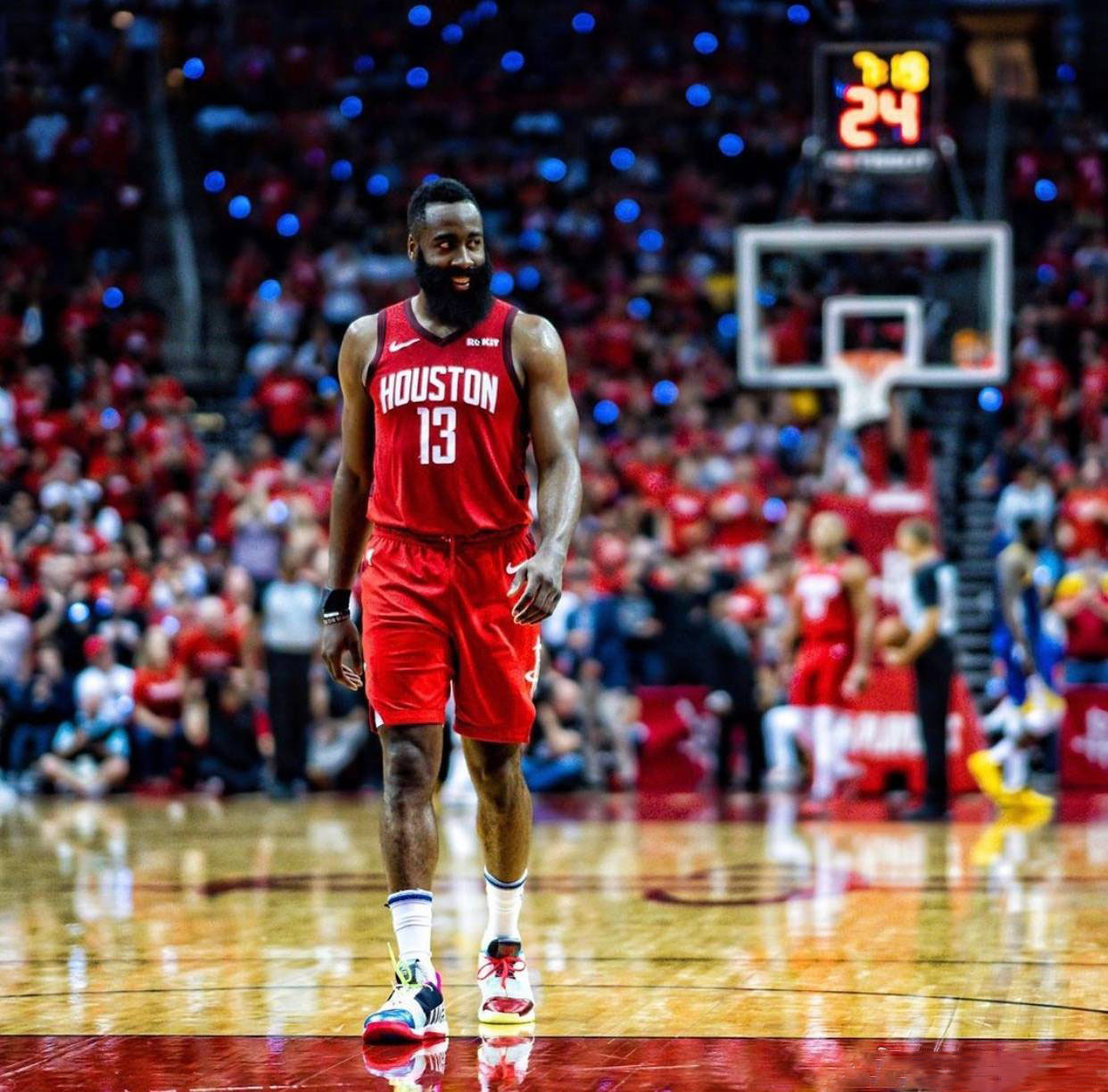 记者：弗里克听说自己的明夏离队传闻后说“又是胡说八道”（记者：被问及明夏离队传闻，弗里克回应“又是胡说八道”）