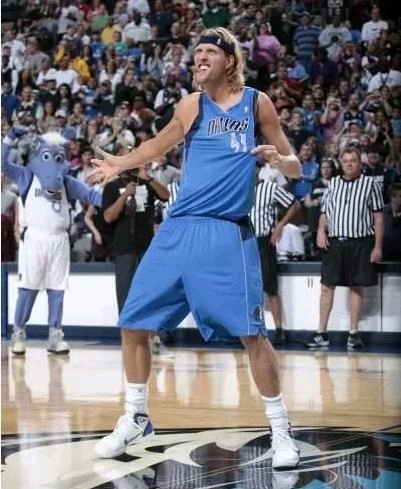 斯基拉：米兰双雄仍在关注索莱，是否行动取决于球员性侵指控（斯基拉：米兰双雄继续关注索莱，是否出手取决于针对球员的性侵指控进展）