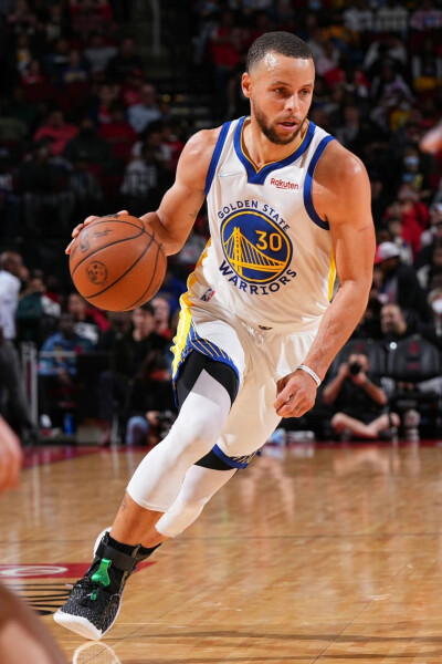 尼克斯重新找回主场气势（尼克斯再现主场统治力）