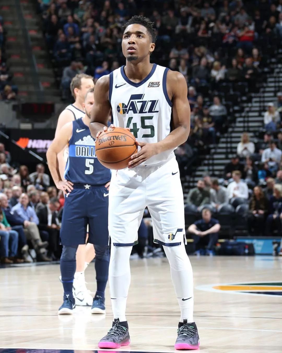 阿森纳客战布鲁日：哲凯赖什、马丁内利首发，马杜埃凯出战（阿森纳做客布鲁日：哲凯赖什携马丁内利首发，马杜埃凯上阵）